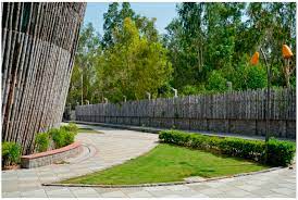 REAR ENTRY OPEN UP TO LANDSCAPED BELT